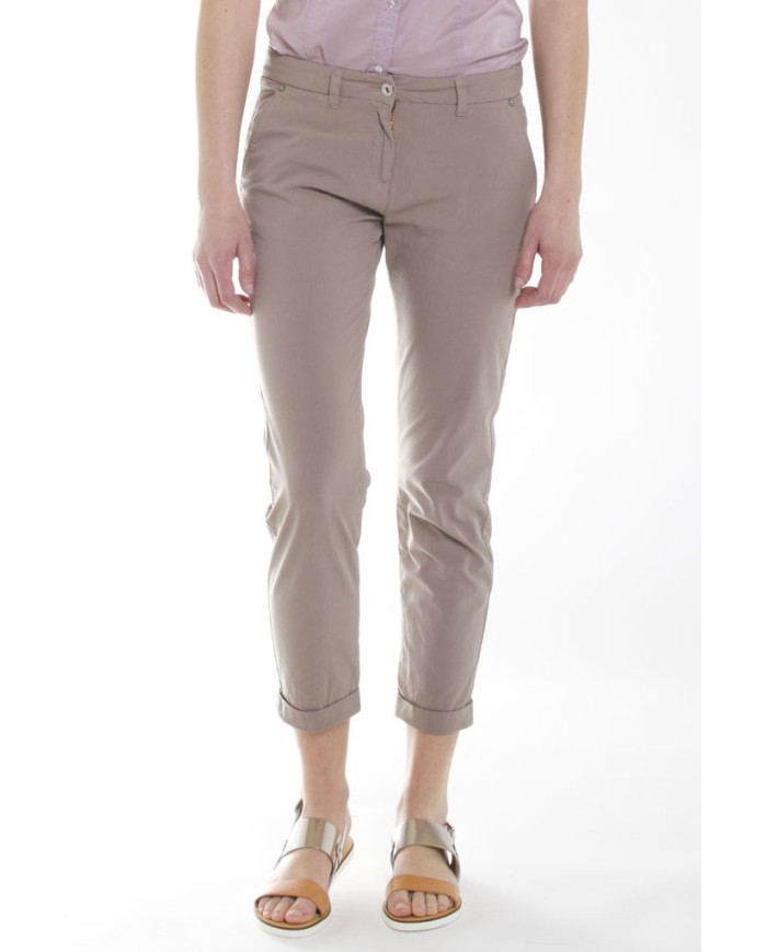 PANTALONE LEGGERO IN POPELINE STRETCH. Vita bassa e gamba regolare.