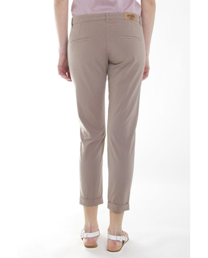 PANTALONE LEGGERO IN POPELINE STRETCH. Vita bassa e gamba regolare.
