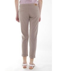 PANTALONE LEGGERO IN POPELINE STRETCH. Vita bassa e gamba regolare.