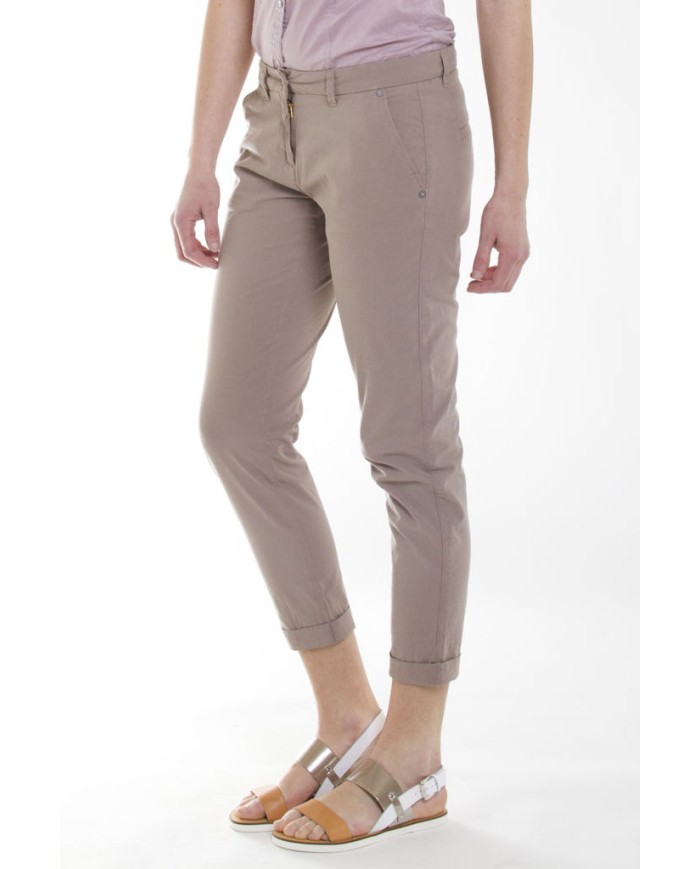 PANTALONE LEGGERO IN POPELINE STRETCH. Vita bassa e gamba regolare.
