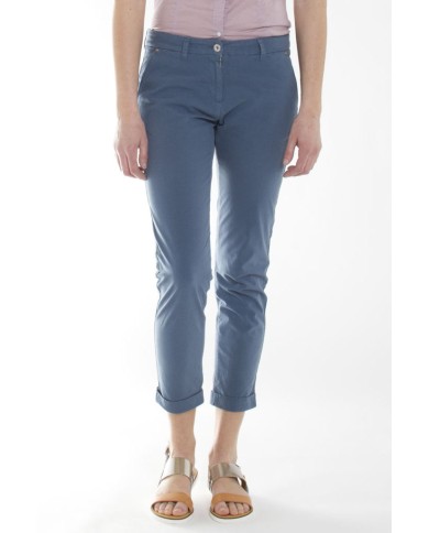 PANTALONE LEGGERO IN POPELINE STRETCH. Vita bassa e gamba regolare. PANTALONE LEGGERO IN POPELINE STRETCH. Vita bassa e gamba regolare.