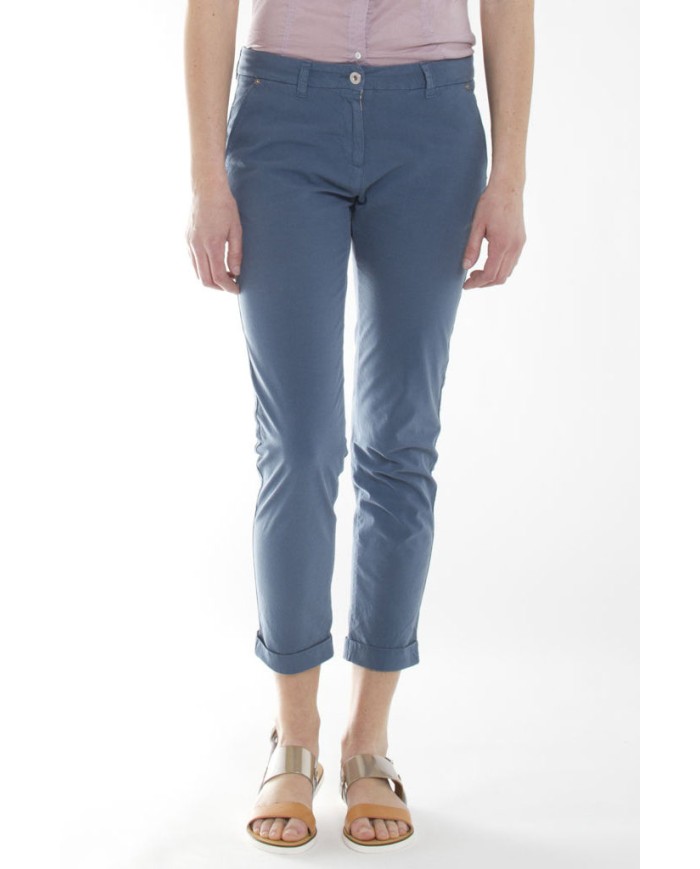 PANTALONE LEGGERO IN POPELINE STRETCH. Vita bassa e gamba regolare.