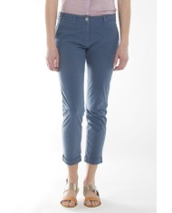 PANTALONE LEGGERO IN POPELINE STRETCH. Vita bassa e gamba regolare.