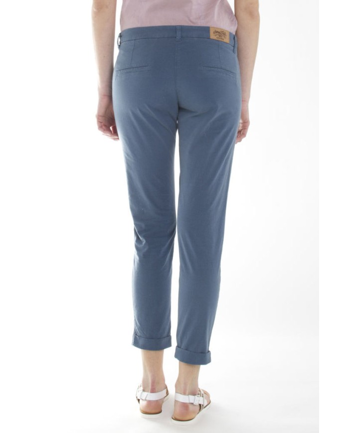 PANTALONE LEGGERO IN POPELINE STRETCH. Vita bassa e gamba regolare.