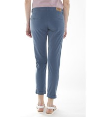 PANTALONE LEGGERO IN POPELINE STRETCH. Vita bassa e gamba regolare.