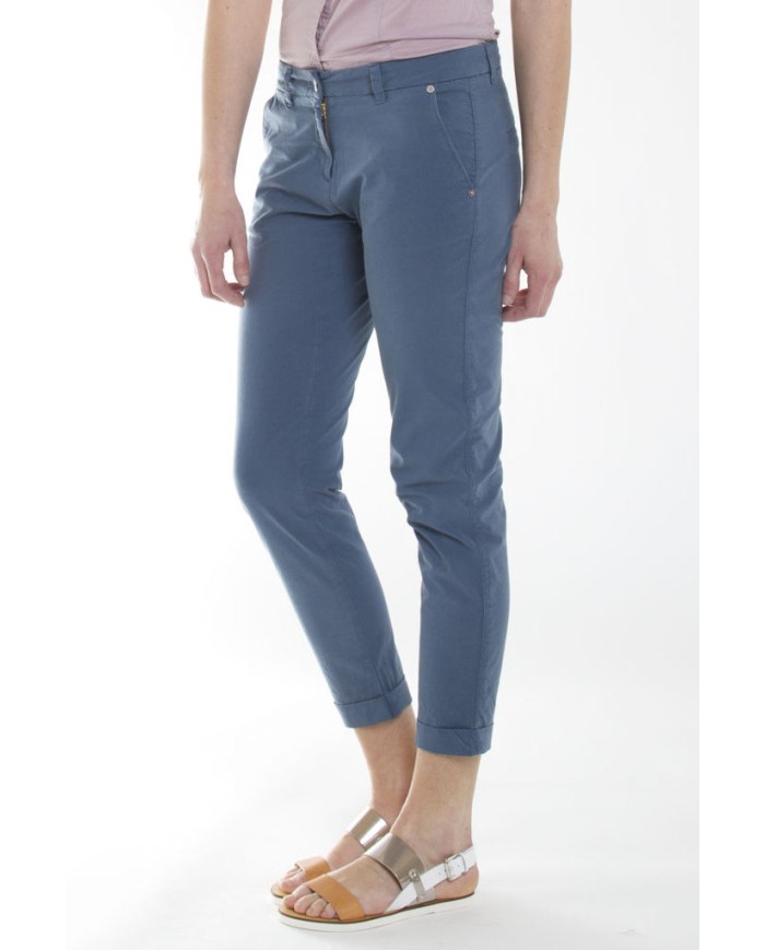 PANTALONE LEGGERO IN POPELINE STRETCH. Vita bassa e gamba regolare.