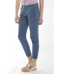 PANTALONE LEGGERO IN POPELINE STRETCH. Vita bassa e gamba regolare.