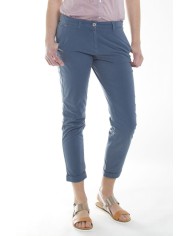 PANTALONE LEGGERO IN POPELINE STRETCH. Vita bassa e gamba regolare.