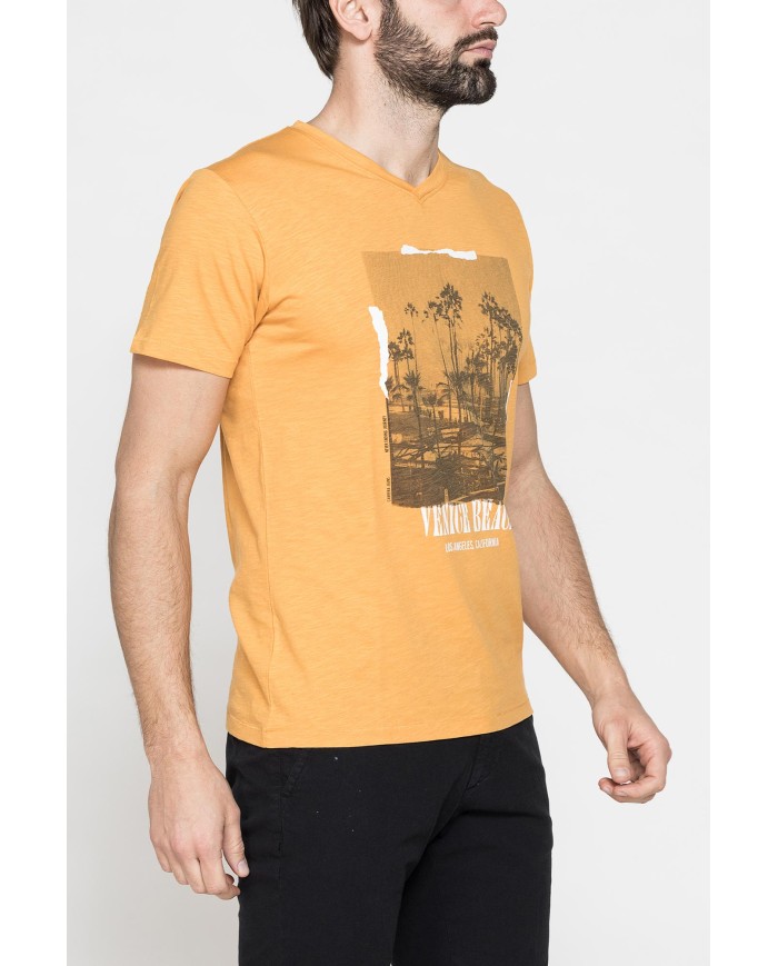 T-SHIRT SCOLLO A V CORTO, CON STAMPA. IN  JERSEY   FIAMMATO DI COTONE