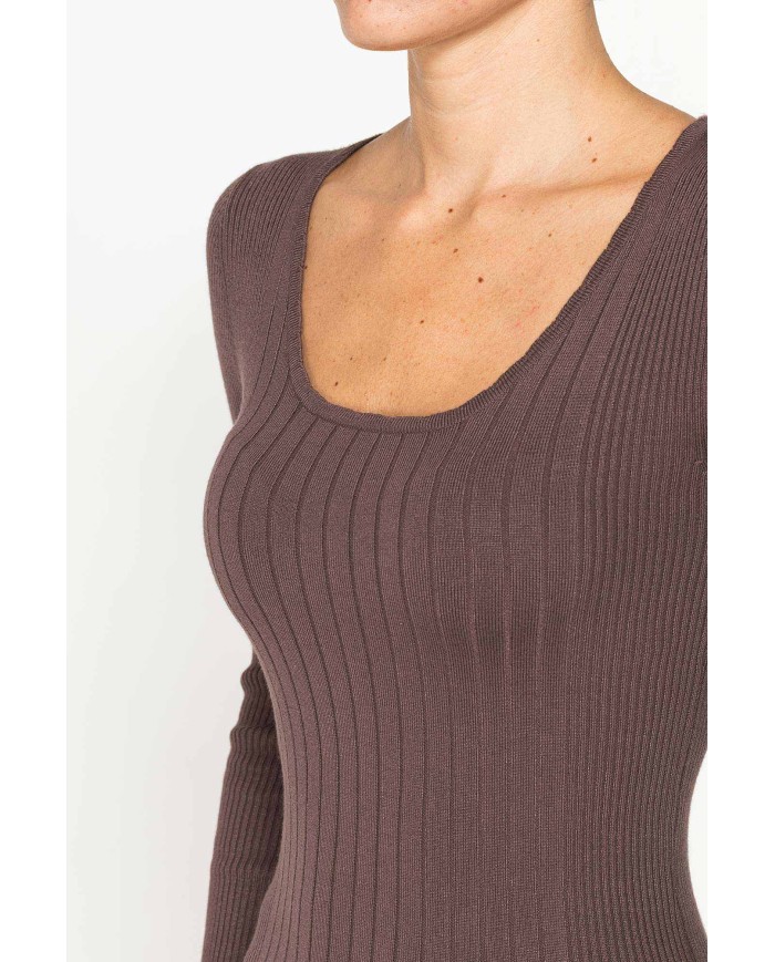 MAGLIA IN COSTINA IRREGOLARE CON SCOLLO QUADRATO