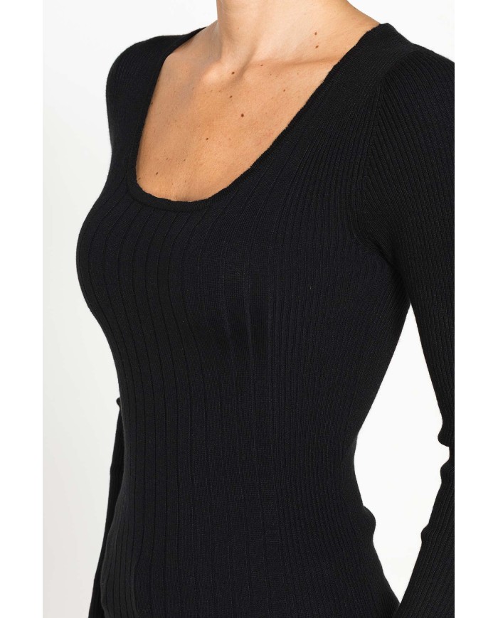 MAGLIA IN COSTINA IRREGOLARE CON SCOLLO QUADRATO