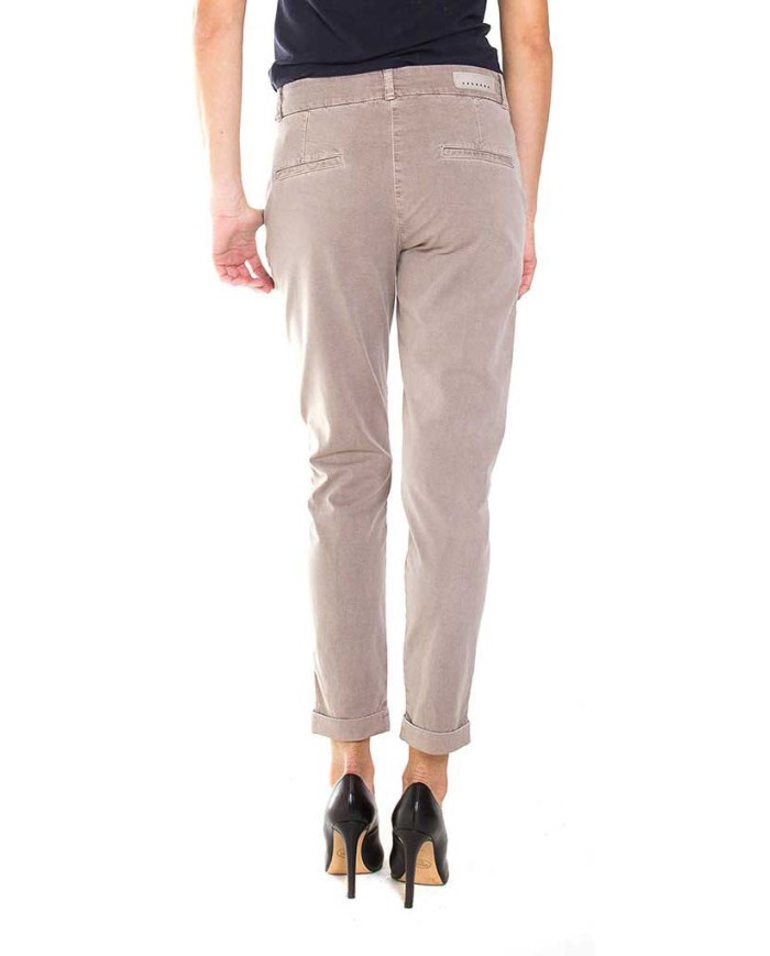 PANTALONE CHINOS IN GABARDINA STRETCH. MOD. T765. Vita regolare e gamba comoda.