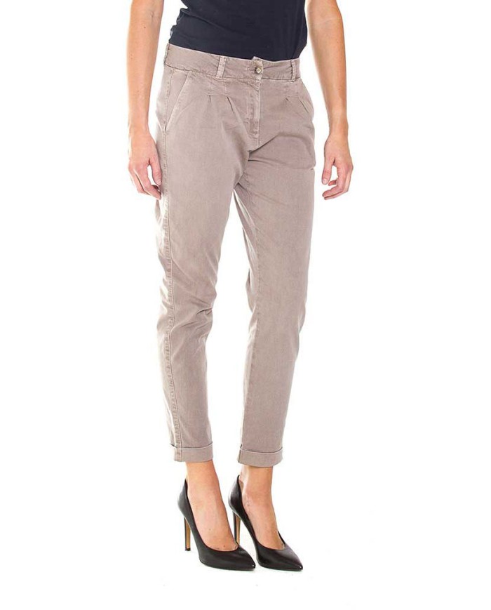 PANTALONE CHINOS IN GABARDINA STRETCH. MOD. T765. Vita regolare e gamba comoda.