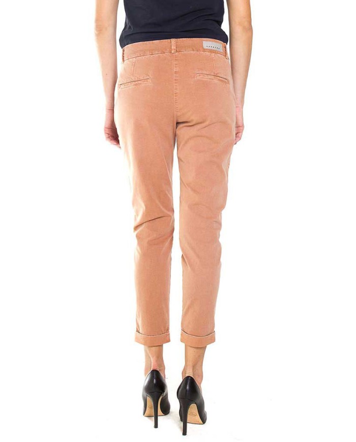 PANTALONE CHINOS IN GABARDINA STRETCH. MOD. T765. Vita regolare e gamba comoda.