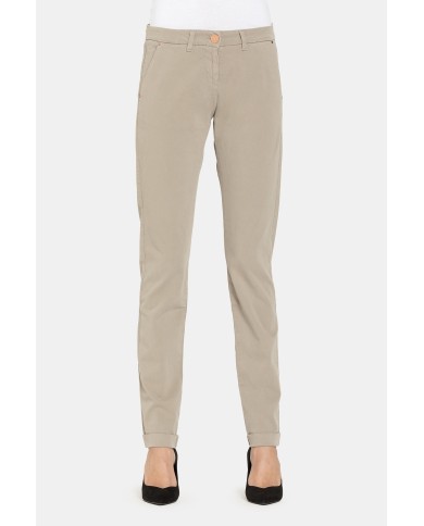 PANTALONE IN GABARDINA STRETCH. Vita regolare e gamba regolare. PANTALONE IN GABARDINA STRETCH. Vita regolare e gamba regolare.