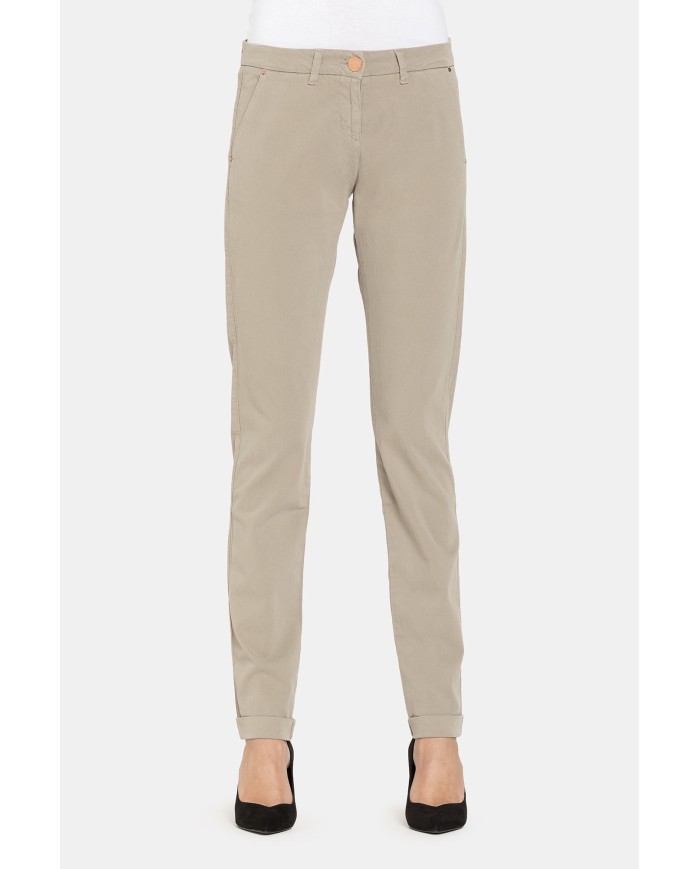 PANTALONE IN GABARDINA STRETCH. Vita regolare e gamba regolare.