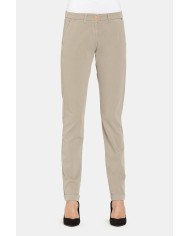 PANTALONE IN GABARDINA STRETCH. Vita regolare e gamba regolare.