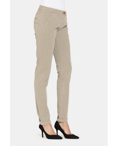 PANTALONE IN GABARDINA STRETCH. Vita regolare e gamba regolare. PANTALONE IN GABARDINA STRETCH. Vita regolare e gamba regolare.