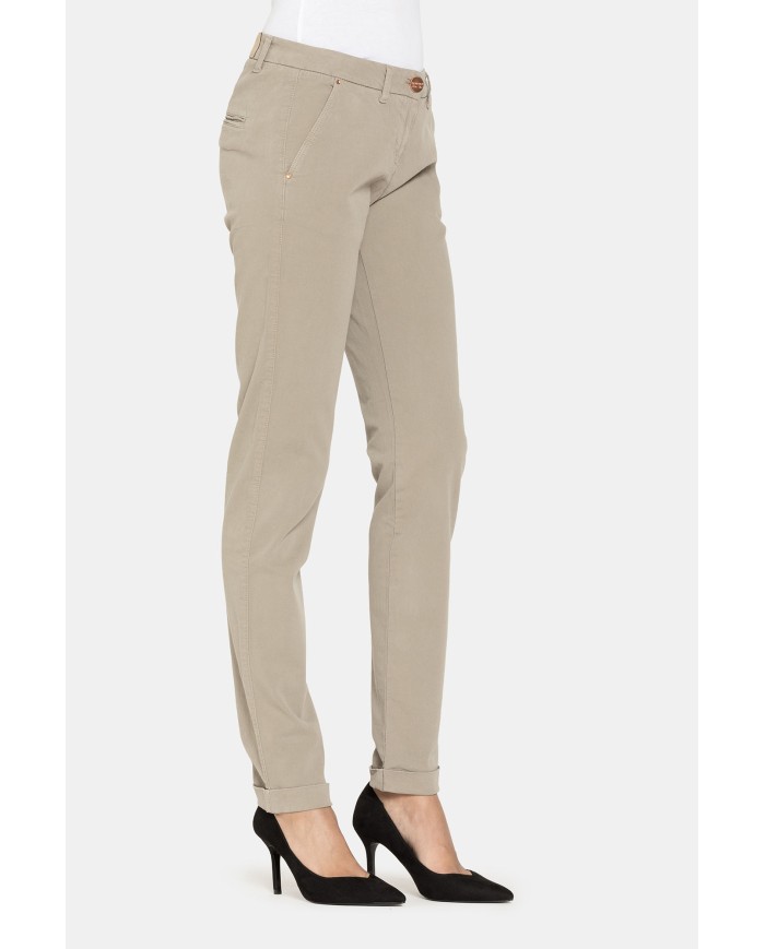 PANTALONE IN GABARDINA STRETCH. Vita regolare e gamba regolare.