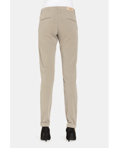 PANTALONE IN GABARDINA STRETCH. Vita regolare e gamba regolare.