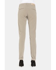 PANTALONE IN GABARDINA STRETCH. Vita regolare e gamba regolare.