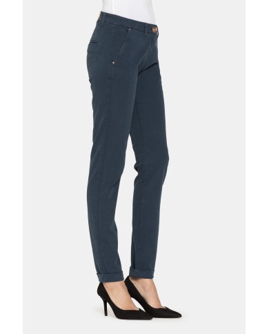 PANTALONE IN GABARDINA STRETCH. Vita regolare e gamba regolare.
