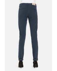 PANTALONE IN GABARDINA STRETCH. Vita regolare e gamba regolare.