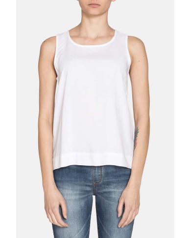 CANOTTA IN VISCOSA. Vestibilità regolare.