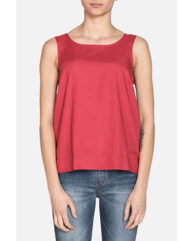 CANOTTA IN VISCOSA. Vestibilità regolare.