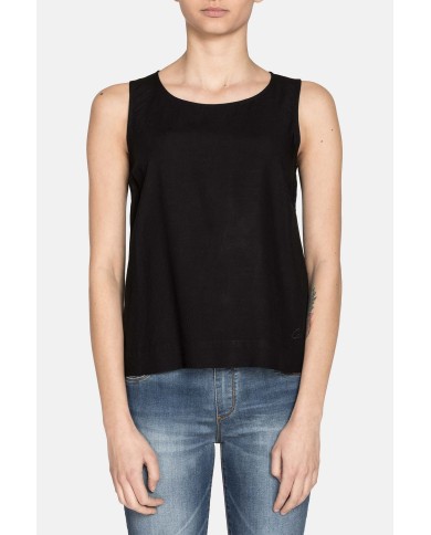 CANOTTA IN VISCOSA. Vestibilità regolare.