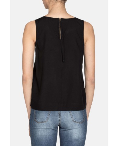 CANOTTA IN VISCOSA. Vestibilità regolare.