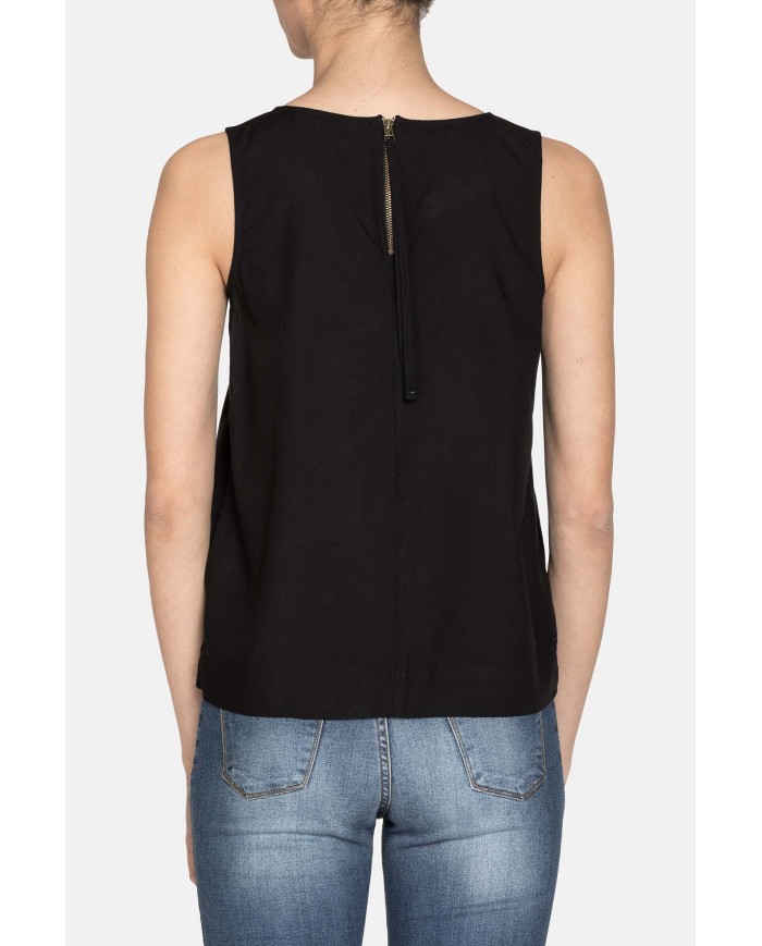 CANOTTA IN VISCOSA. Vestibilità regolare.