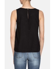 CANOTTA IN VISCOSA. Vestibilità regolare.