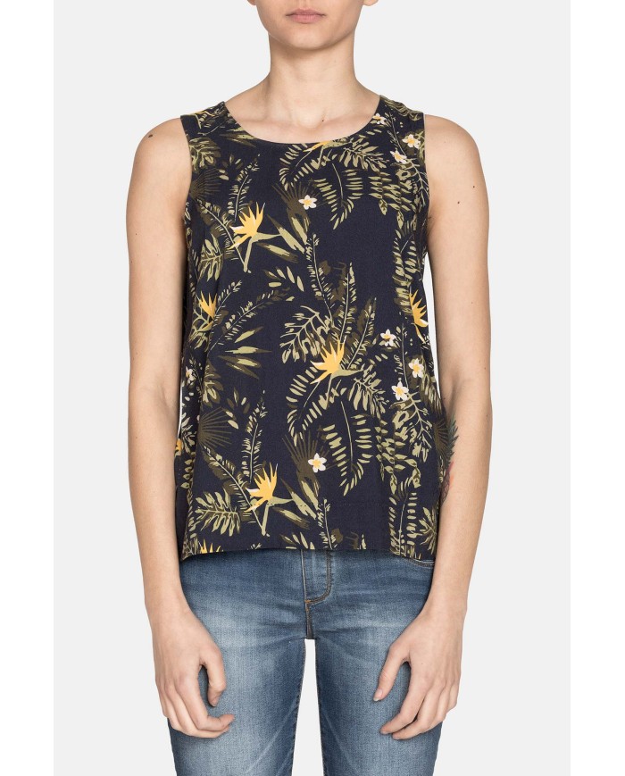 CANOTTA IN VISCOSA. Vestibilità regolare.