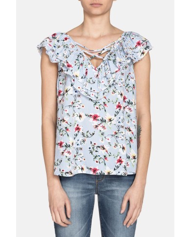 CAMICIA SCOLLO A V. Vestibilità regolare.