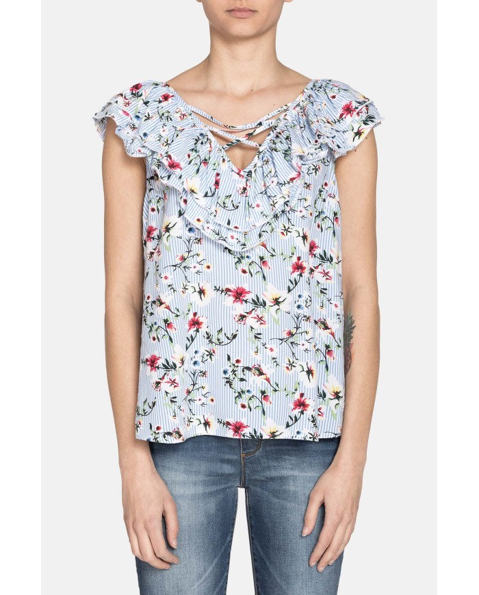 CAMICIA SCOLLO A V. Vestibilità regolare.