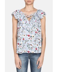 CAMICIA SCOLLO A V. Vestibilità regolare.