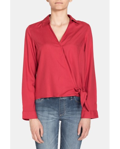 CAMICIA SCOLLO V IN VISCOSA. Vestibilità regolare.