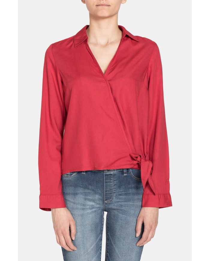 CAMICIA SCOLLO V IN VISCOSA. Vestibilità regolare.