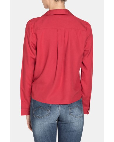 CAMICIA SCOLLO V IN VISCOSA. Vestibilità regolare.