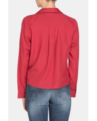 CAMICIA SCOLLO V IN VISCOSA. Vestibilità regolare.