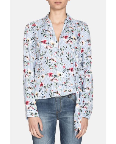 CAMICIA SCOLLO V IN VISCOSA. Vestibilità regolare.