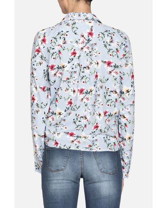 CAMICIA SCOLLO V IN VISCOSA. Vestibilità regolare.