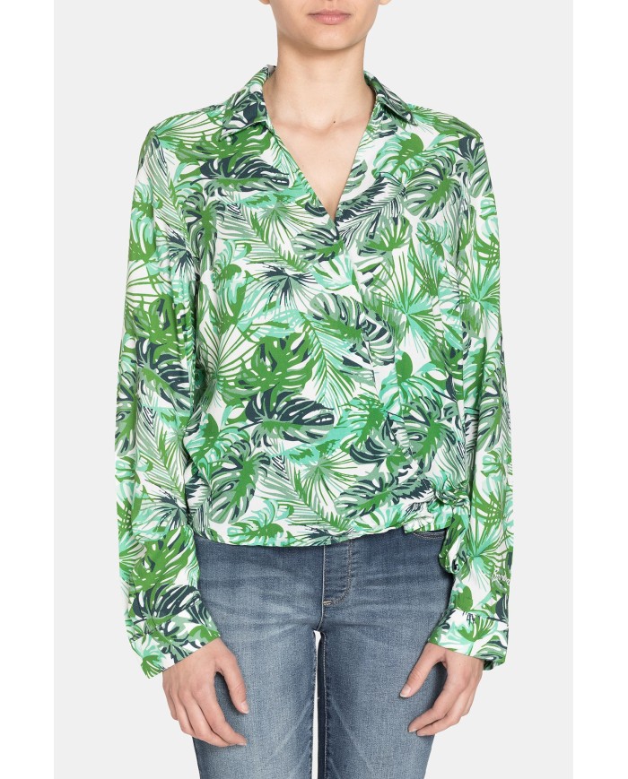 CAMICIA SCOLLO V IN VISCOSA. Vestibilità regolare.