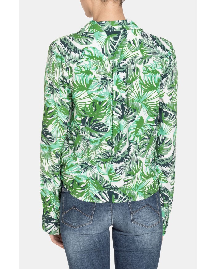 CAMICIA SCOLLO V IN VISCOSA. Vestibilità regolare.