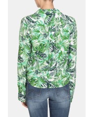 CAMICIA SCOLLO V IN VISCOSA. Vestibilità regolare.