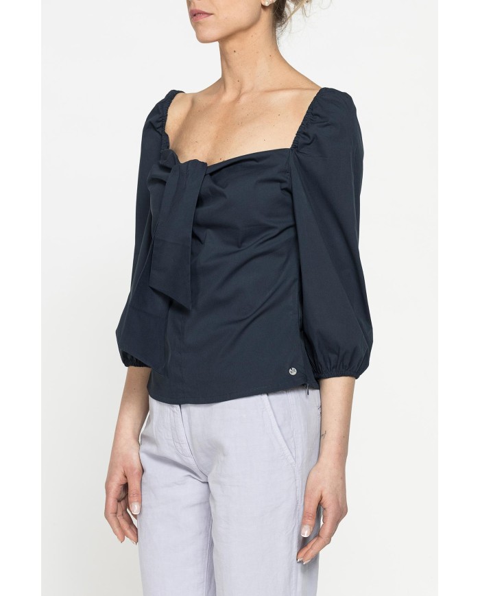 BLUSA CON SCOLLO AMPIO E FIOCCO