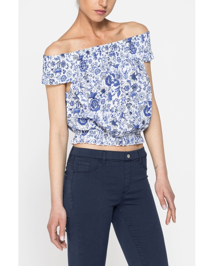 TOP CON SCOLLO A BARCHETTA IN TESSUTO LEGGERO