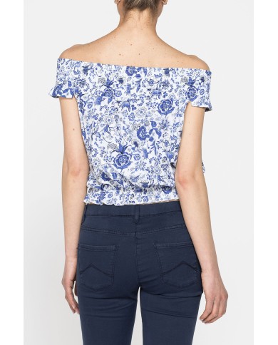 TOP CON SCOLLO A BARCHETTA IN TESSUTO LEGGERO