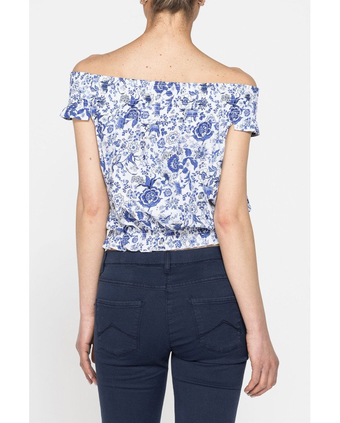 TOP CON SCOLLO A BARCHETTA IN TESSUTO LEGGERO